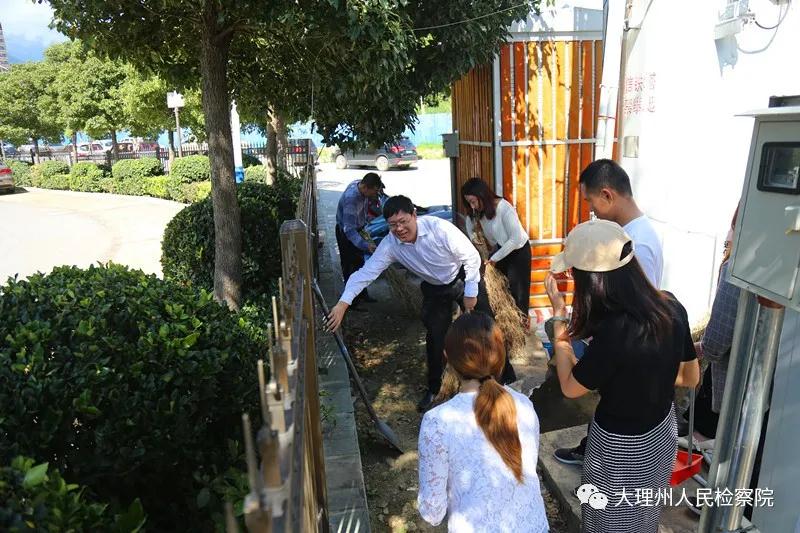 喜迎國慶到來系列活動之全力參與大理市“創衛”活動.jpg